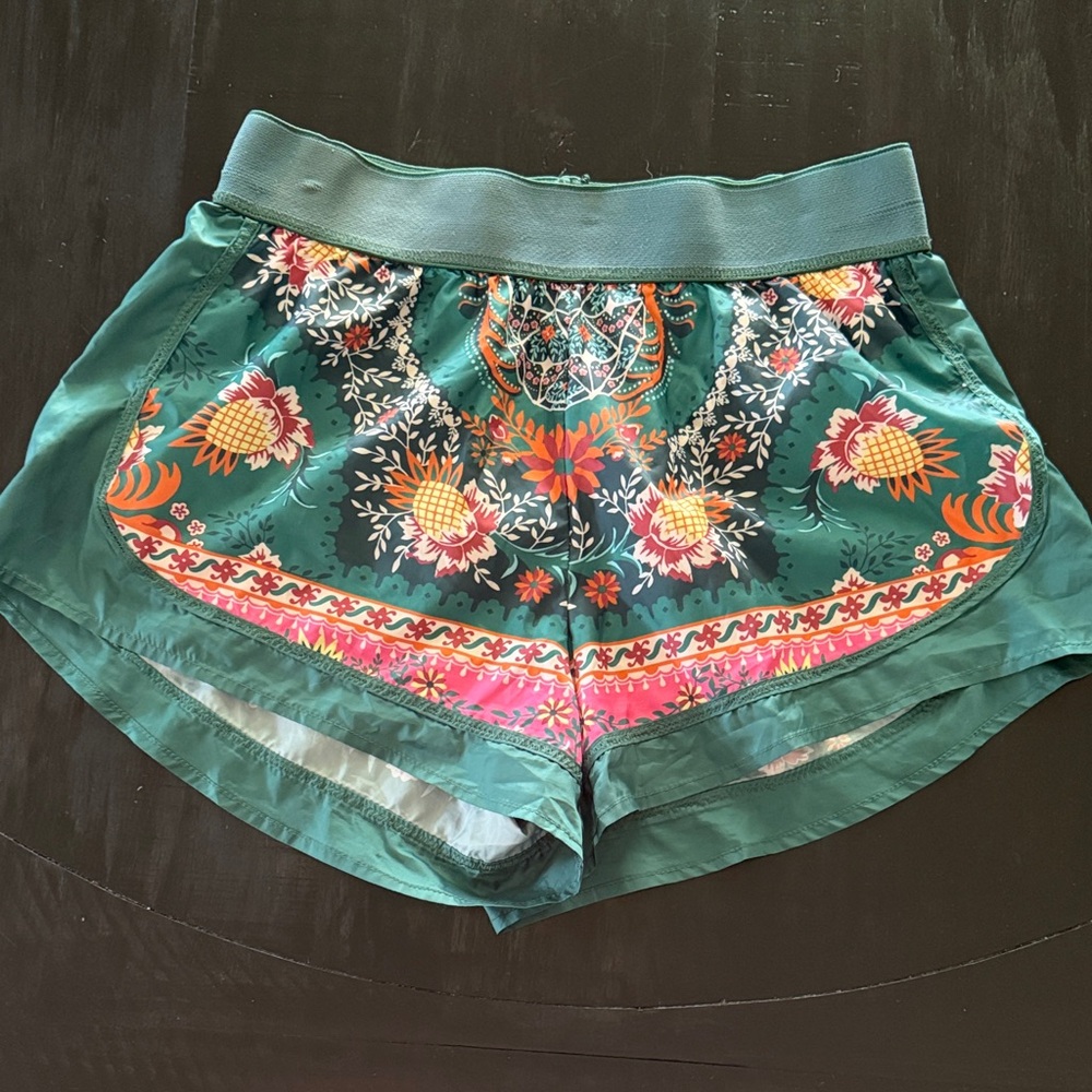 Farm Rio Athletic shorts size medium Vibrant Floral Athletic Shorts - Green